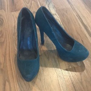 Hunter Green Velvet Pumps